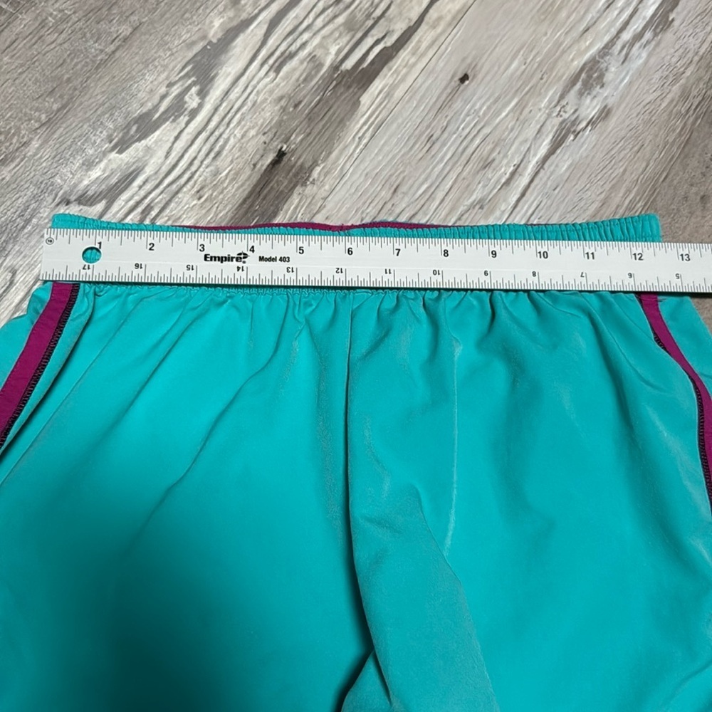 Under Armour Women’s High Rise Teal Athletic Shorts Size SM - Picture 2 of 6